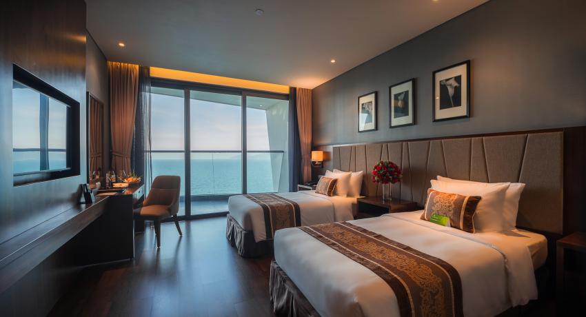 Deluxe Room with Sea and City View