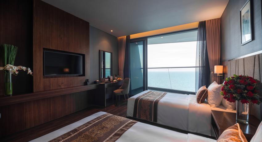 Deluxe Room with Sea and City View
