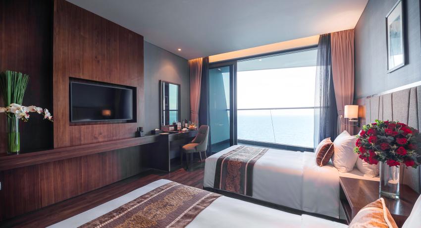 Deluxe Room with Sea and City View