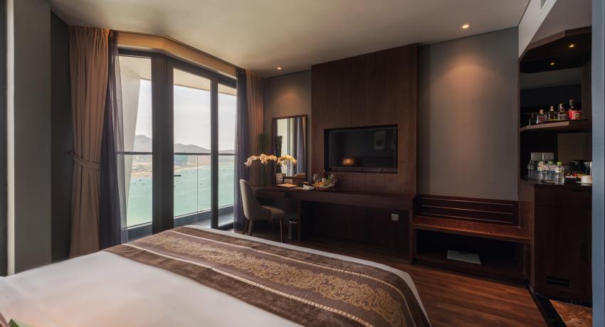 Superior Room with Sea and Cô Tiên Mountain View