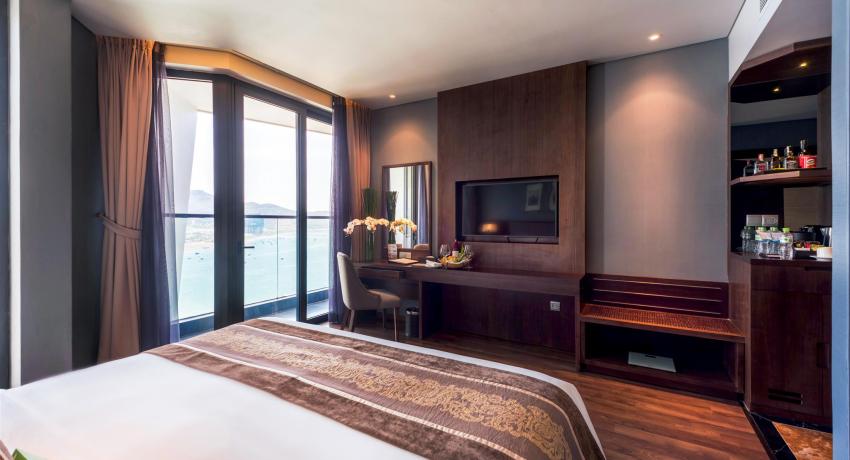 Superior Room with Sea and Cô Tiên Mountain View