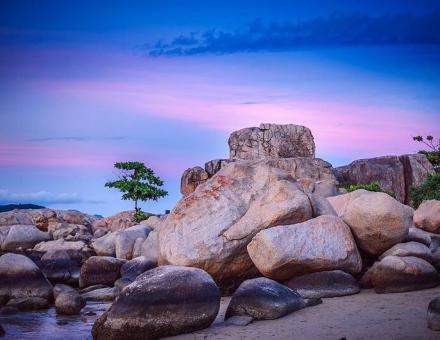 Hòn Chồng Nha Trang – A Natural Marvel Amidst the Blue Sea