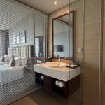 Deluxe Room with Ocean and City View