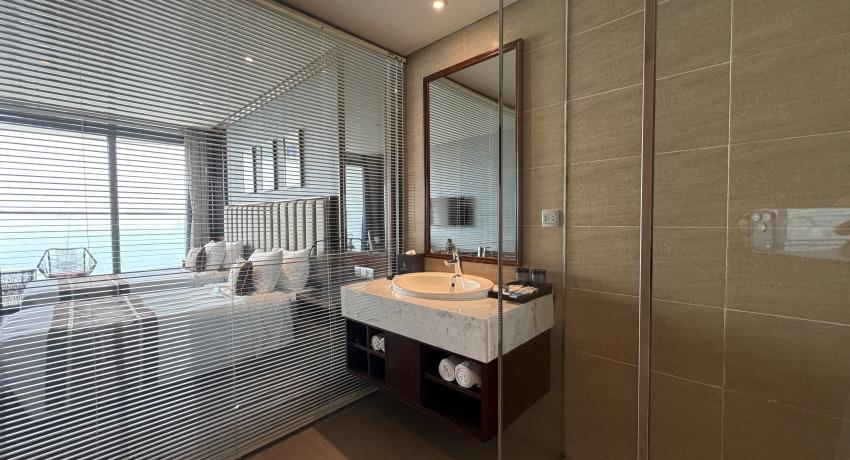 Deluxe Room with Ocean and City View