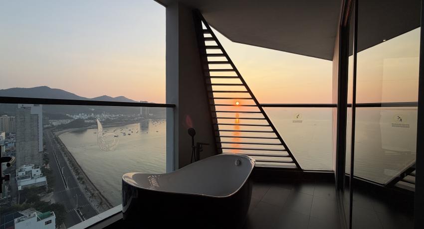 EUROPÄISCHE SUITE – BADEWANNE AUF DEM BALKON