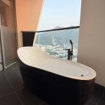 EUROPÄISCHE SUITE – BADEWANNE AUF DEM BALKON