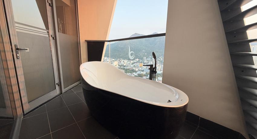 EUROPÄISCHE SUITE – BADEWANNE AUF DEM BALKON
