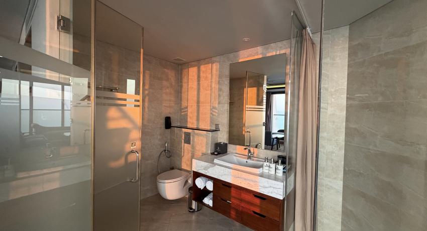 EUROPÄISCHE SUITE – BADEWANNE AUF DEM BALKON