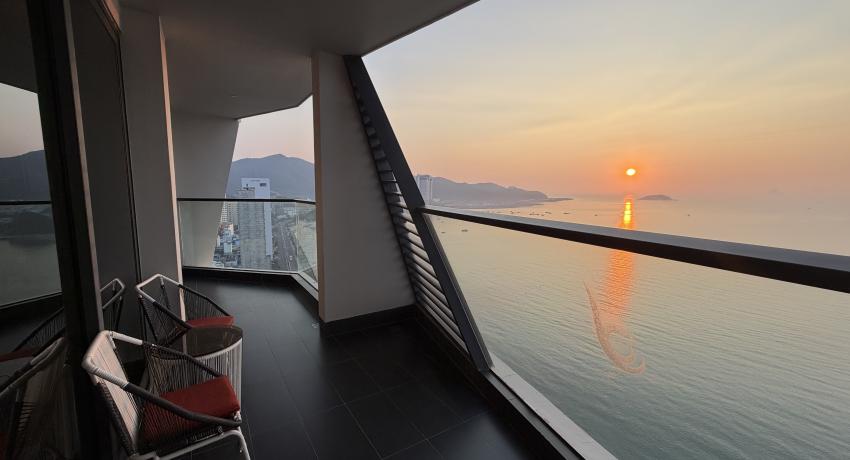 EUROPÄISCHE SUITE – BADEWANNE AUF DEM BALKON
