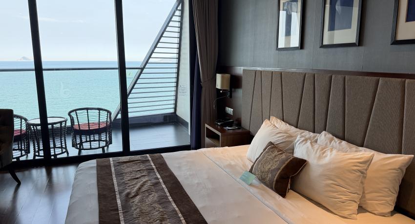 Deluxe Room with Ocean and City View