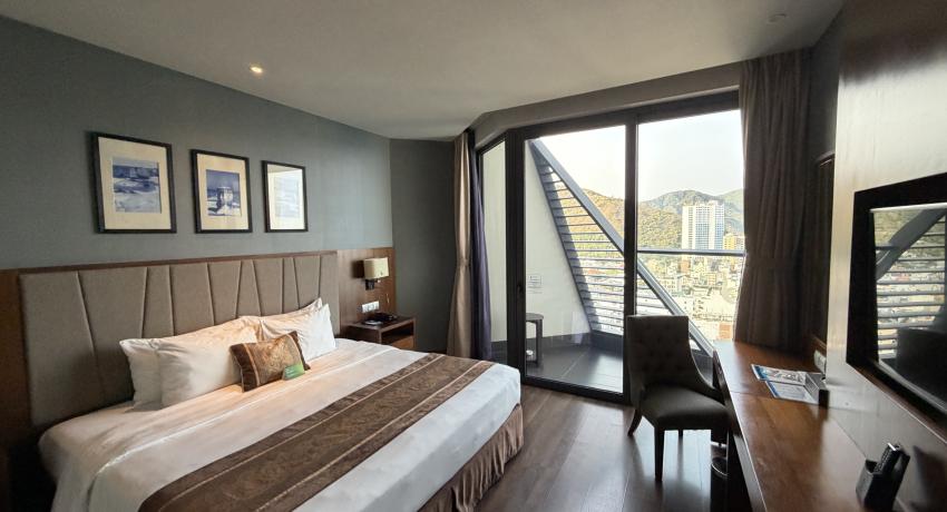 Deluxe Room with Ocean and City View