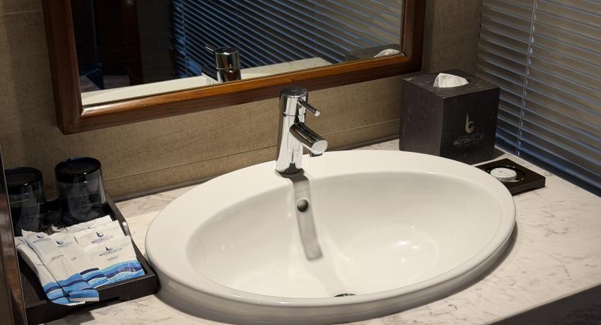 Deluxe Room with Ocean and City View