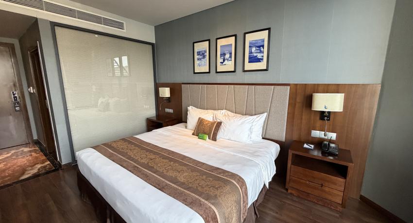 Deluxe Room with Ocean and City View