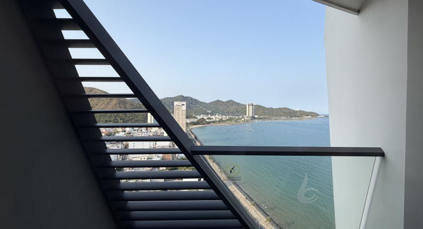 Deluxe Room with Ocean and City View