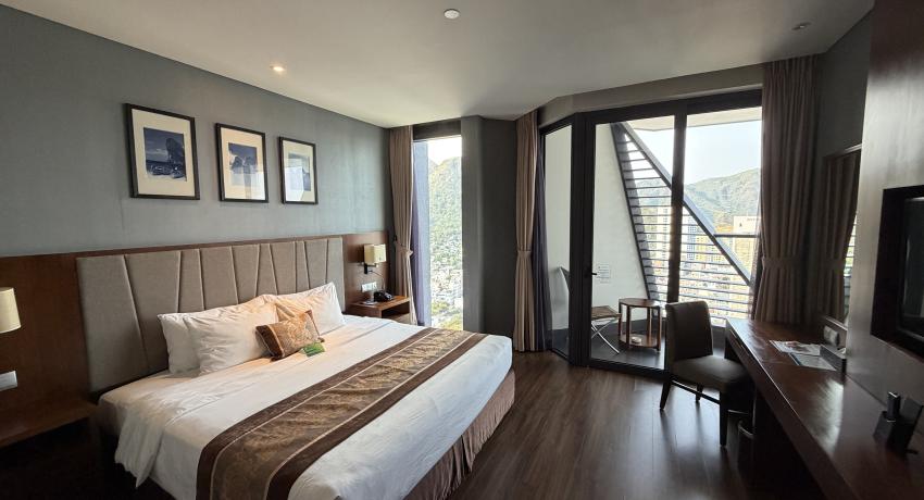 Deluxe Room with Ocean and City View