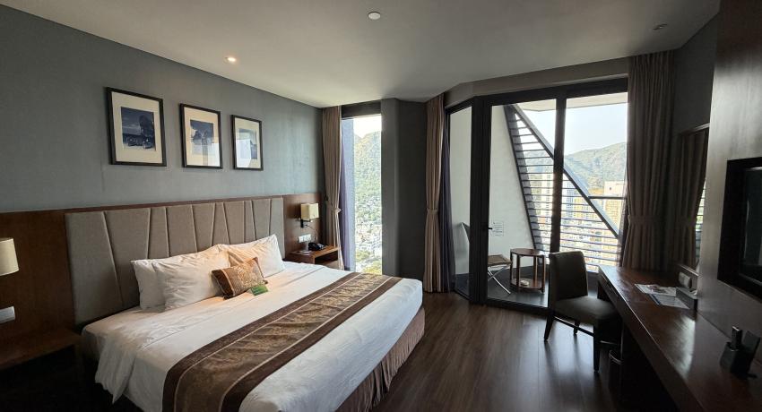 Deluxe Room with Ocean and City View