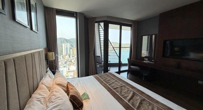 Deluxe Room with Ocean and City View