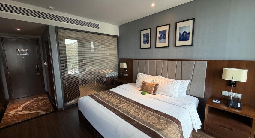 Deluxe Room with Ocean and City View