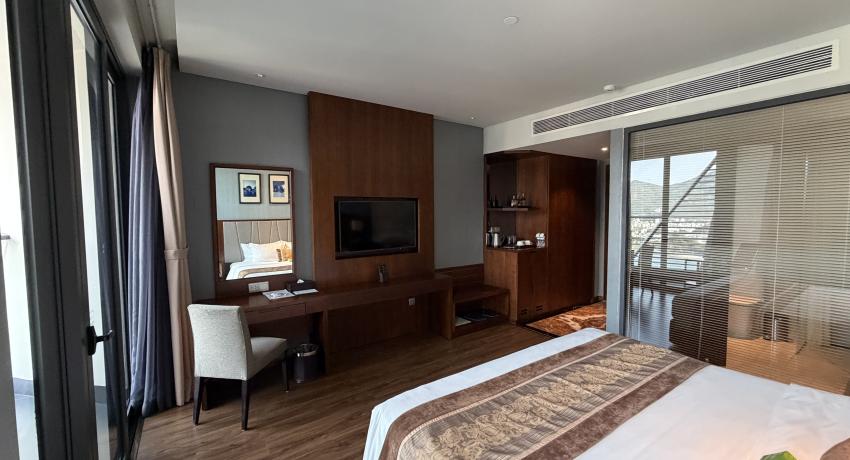 Deluxe Room with Ocean and City View