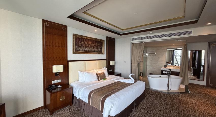 ASIAN SUITE – INDOOR BATHTUB