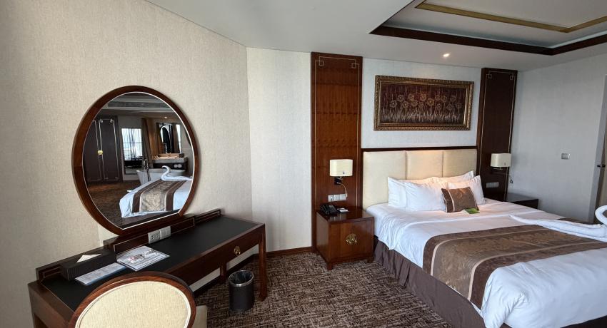 ASIAN SUITE – INDOOR BATHTUB
