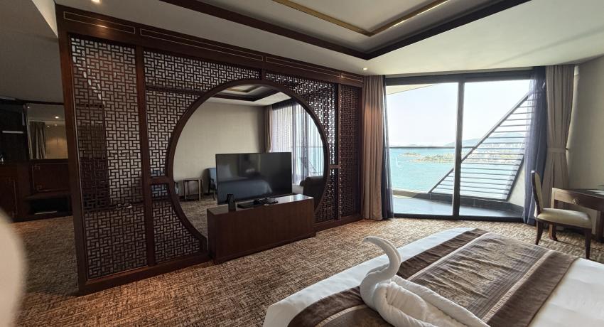 ASIAN SUITE – INDOOR BATHTUB