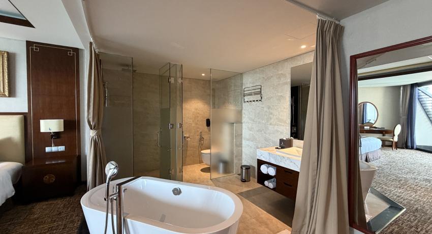 ASIAN SUITE – INDOOR BATHTUB
