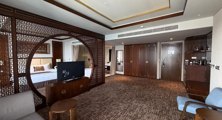 ASIAN SUITE – INDOOR BATHTUB
