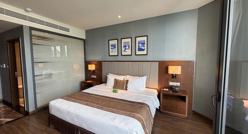 Superior Room with Ocean and Mountain View