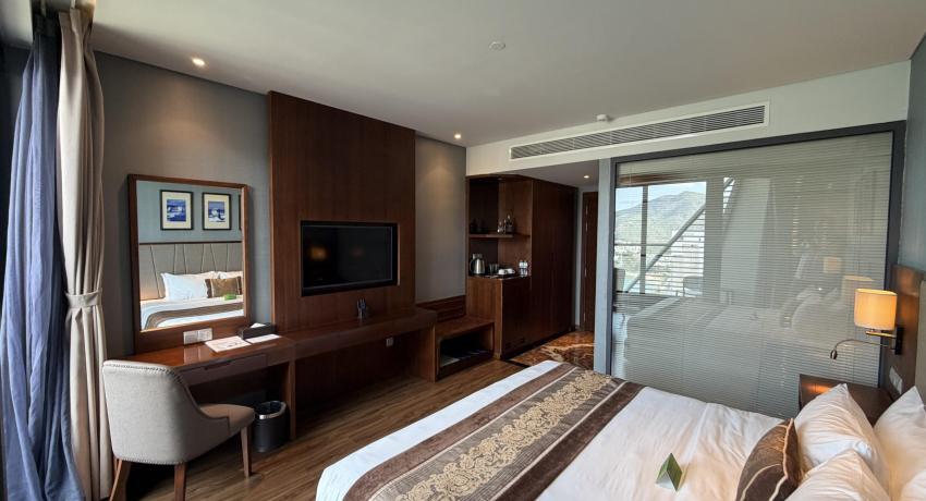 Superior Room with Ocean and Mountain View