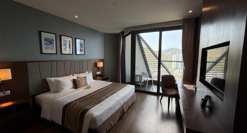 Superior Room with Ocean and Mountain View