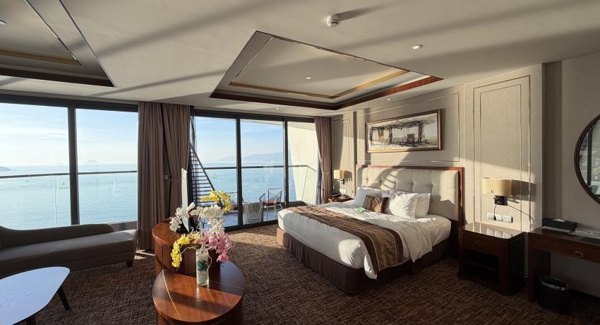 EUROPEAN SUITE – BALCONY BATHTUB