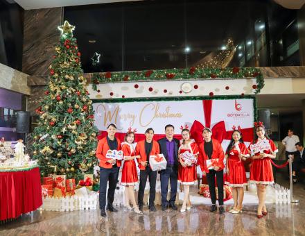 🎄 THE CHRISTMAS TREE “LIGHTS UP” AT BOTON BLUE HOTEL & SPA