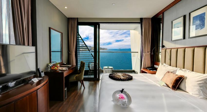 Pacific Double Room with Panoramic View of Cô Tiên Mountain and Nha Trang Bay