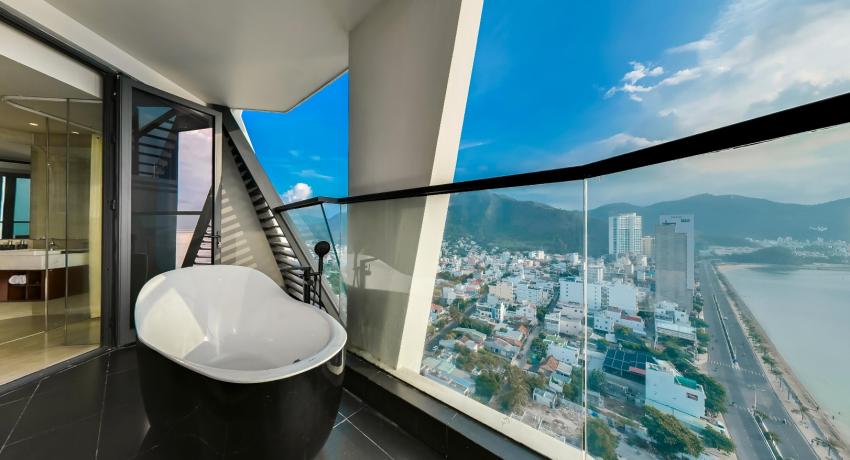 Pacific Double Room with Panoramic View of Cô Tiên Mountain and Nha Trang Bay