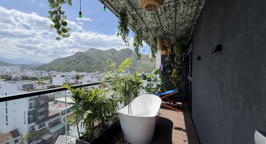 BOTON SIGNATURE - SKY GARDEN WITH BALCONY BATHTUB