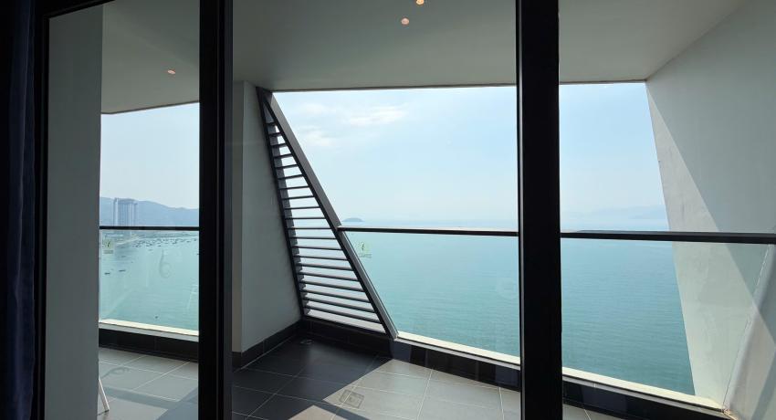 Deluxe Room with Ocean and City View